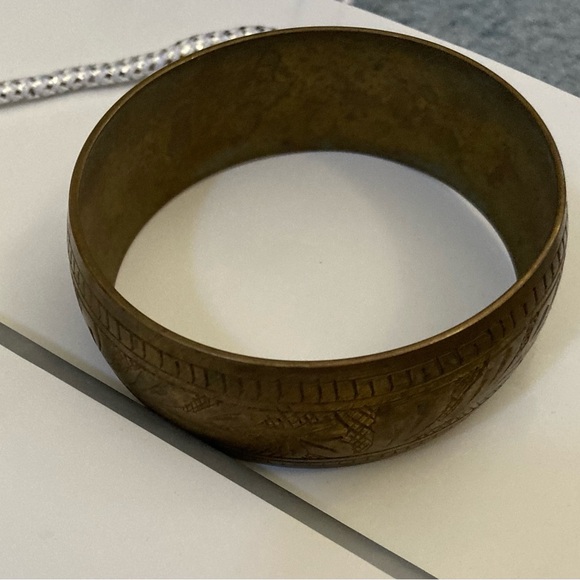 Vintage wide bangle bracelet with a print on it - Picture 4 of 8